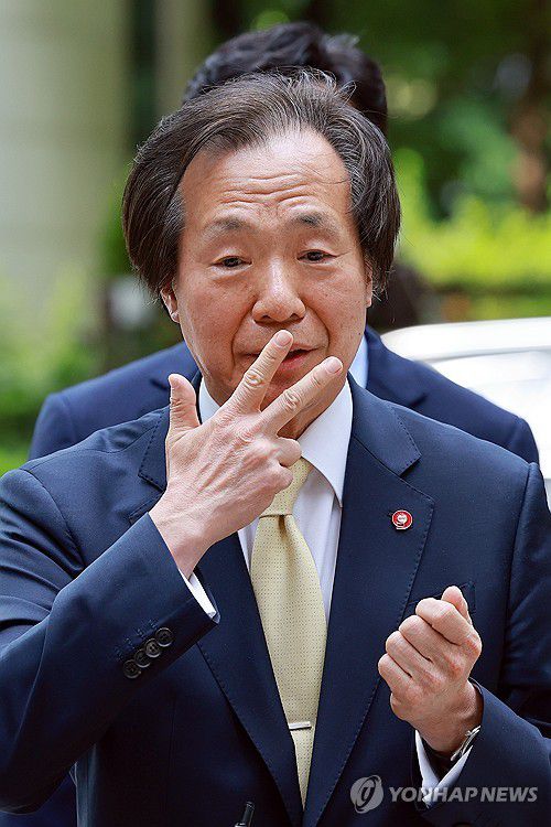 '담배소송' 항소심 최종변론 앞두고 질문에 답하는 정기석 이사장(서울=연합뉴스) 신현우 기자 = 정기석 국민건강보험공단 이사장이 22일 서울 서초구 서울고등법원에서 열린 건보공단 담배회사 상대 손해배상 소송 항소심 12차 변론기일에 출석하기에 앞서 취재진 질문에 답하고 있다.     앞서 건보공단은 2014년 4월 흡연으로 추가 부담한 진료비를 물어내라며 KT&G·한국필립모리스·BAT코리아 등 담배회사들을 상대로 533억원의 배상금을 청구하는 소송을 제기한 바 있다. 6년 넘게 진행된 1심에서 건보공단은 패소했다. 2025.5.22 nowwego@yna.co.kr