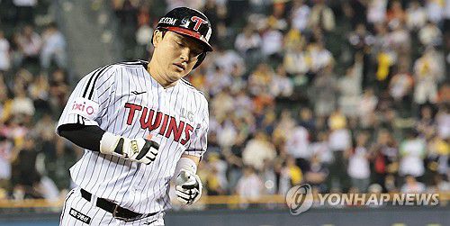 연장전 솔로 홈런 친 LG 박동원(서울=연합뉴스) 김인철 기자 = 28일 서울 송파구 잠실야구장에서 열린 2025 프로야구 KBO리그 한화 이글스와 LG 트윈스의 경기. 연장 11회말 1사 LG 박동원이 좌월 솔로 홈런을 치고 그라운드를 돌고 있다. 2025.5.28 yatoya@yna.co.kr