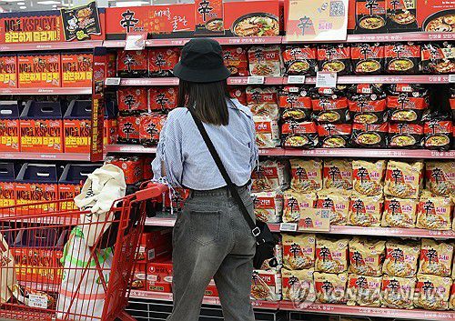 라면값도 부담(서울=연합뉴스) 서명곤 기자 = 8일 서울 시내 한 대형 마트에 라면이 진열돼 있다. 올해 라면 업체들의 도미노 가격 인상으로 2천원에 육박하는 라면 제품이 많아진 것으로 나타났다. 2천원 이상 제품도 어렵지 않게 만날 수 있다. 2025.6.8 seephoto@yna.co.kr