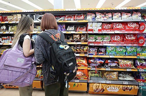 식품기업 줄인상에 5% 이상 뛴 품목 19개(서울=연합뉴스) 서명곤 기자 = 8일 서울 시내 한 대형 마트에 초콜릿이 진열돼 있다. 통계청 국가통계포털(KOSIS)에 따르면 지난달 가공식품 74개 품목 가운데 계엄사태 직전인 지난해 11월 대비 물가지수가 상승한 품목은 53개로 전체의 72%를 차지한다. 초콜릿은 10.4% 치솟았고 커피는 8.2% 상승했다. 양념 소스와 식초, 젓갈은 7% 넘게 올랐다. 2025.6.8 seephoto@yna.co.kr