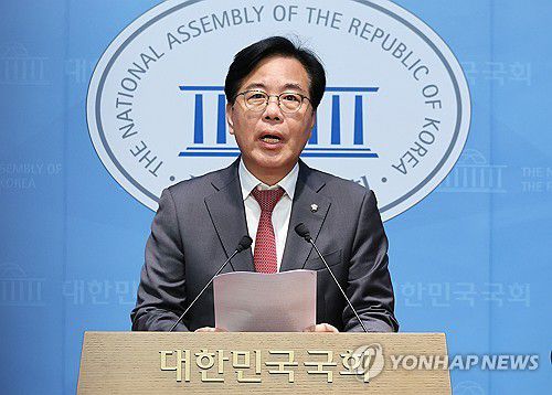 원내대표 출마 선언하는 송언석 의원(서울=연합뉴스) 김주형 기자 = 국민의힘 송언석 의원이 12일 서울 여의도 국회 소통관에서 원내대표 출마 선언을 하고 있다. 2025.6.12 kjhpress@yna.co.kr