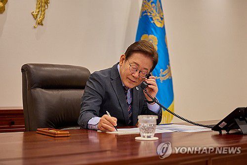 이재명 대통령, 베트남 주석과 통화(서울=연합뉴스) 이재명 대통령이 12일 용산 대통령실에서 르엉 끄엉 베트남 국가주석과 전화 통화를 하고 있다. 2025.6.12 [대통령실 제공. 재판매 및 DB 금지] photo@yna.co.kr