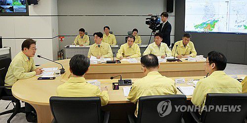 이재명 대통령, 장마 대비 현장 점검(서울=연합뉴스) 홍해인 기자 = 이재명 대통령이 12일 서울 서초구 한강홍수통제소에서 수해(장마) 대비 현장 점검 회의를 주재하고 있다. 2025.6.12 hihong@yna.co.kr