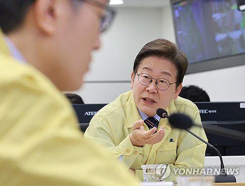 이재명 대통령, 장마 대비 현장 점검(서울=연합뉴스) 홍해인 기자 = 이재명 대통령이 12일 서울 서초구 한강홍수통제소에서 수해(장마) 대비 현장 점검 회의를 주재하고 있다. 2025.6.12 hihong@yna.co.kr