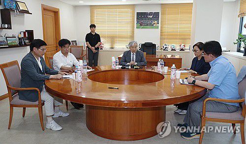 상벌위원회 개회 선언하는 조남돈 위원장(서울=연합뉴스) 김도훈 기자 = 한국프로축구연맹 조남돈 상벌위원장이 12일 서울 종로구 한국프로축구연맹에서 열린 광주 FC 관련 상벌위원회 개회 선언을 하고 있다.     이날 상벌위원회에서는 재정 건전화 규정을 지키지 못한 광주FC와 경기 후 기자회견에서 심판의 이름을 직접 언급한 이정효 광주 감독에 대한 상벌위원회가 열렸다. 2025.6.12 superdoo82@yna.co.kr