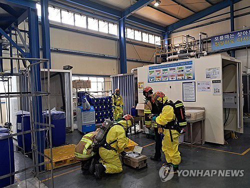 울산 유해화학물질 누출 현장(울산=연합뉴스) 12일 오전 울산 울주군 온산읍의 한 화학물질 제조공장에서 드럼통에 넣던 유해화학물질 수산화테트라메틸암모늄(TMAH)이 누출되는 사고가 났다. 이 사고로 50대 작업자가 크게 다쳐 심정지 상태로 병원에 옮겨졌다. 사진은 사고 현장. 2025.6.12 [울산소방본부 제공. 재판매 및 DB 금지] jjang23@yna.co.kr