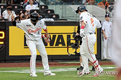 2점 뽑아낸 한화(대전=연합뉴스) 김준범 기자 = 12일 대전 한화생명볼파크에서 열린 2025 신한 SOL 뱅크 KBO리그 두산 베어스와 한화 이글스의 경기. 1회말 2사 1루 때 2점 홈런을 쳐낸 한화 노시환이 하주석의 축하를 받고 있다. 2025.6.12 psykims@yna.co.kr