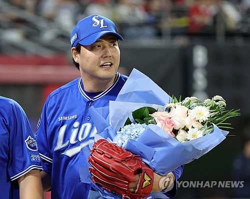 꽃다발 받은 김태훈, 6시즌 연속 10홀드 달성(광주=연합뉴스) 조남수 기자 = 12일 광주기아챔피언스필드에서 열린 프로야구 삼성 라이온즈와 KIA 타이거즈의 경기. 삼성 김태훈이 7회말 투구를 마치고 6시즌 연속 10홀드 달성을 축하하는 꽃다발을 받아 들고 있다. 2025.6.12 iso64@yna.co.kr