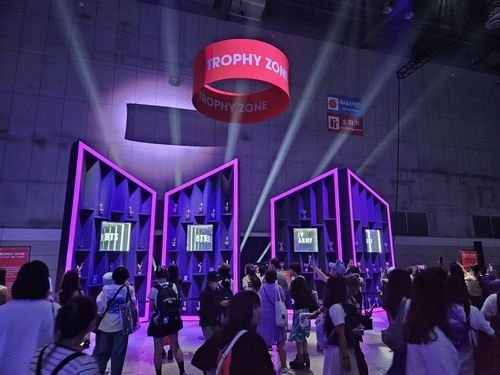 방탄소년단이 수상한 트로피 관람하는 팬들[촬영 최주성]