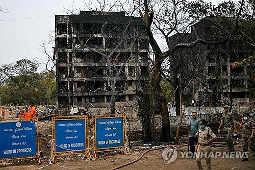 여객기 추락으로 불에 탄 건물[AFP 연합뉴스. 재판매 및 DB 금지]