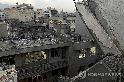 이스라엘 공습에 부서진 이란 테헤란의 한 건물 모습[AFP 연합뉴스 자료사진. 재판매 및 DB 금지]