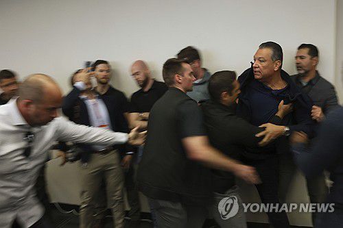 민주당 알렉스 파디야(오른쪽 두번째) 상원의원이 기자회견 도중 끌려 나오는 모습[로스앤젤레스 AP=연합뉴스]