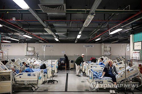 지하 주차장에 환자들 옮긴 텔아비브의 한 병원(텔아비브 로이터=연합뉴스) 13일(현지시간) 텔아비브의 한 병원에서 환자들이 지하 주차장에 대피해 있다. 2025.06.13