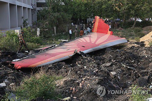 사고 현장서 발견된 여객기 꼬리 부분[UPI 통신 연합뉴스. 재판매 및 DB 금지]