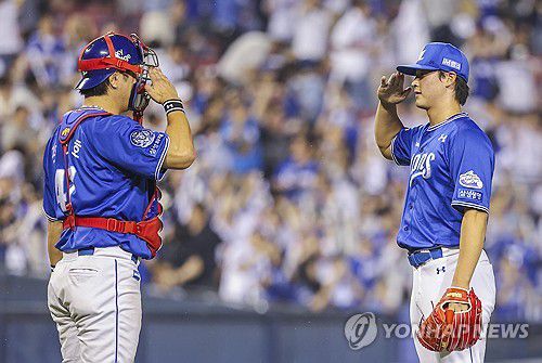 강민호, 이호성 승리의 경례(서울=연합뉴스) 황광모 기자 = 1일 서울 송파구 잠실야구장에서 열린 프로야구 2025 신한 SOL 뱅크 KBO리그 삼성라이온즈와 LG 트윈스의 경기.     삼성의 포수 강민호와 투수 이호성이 승리를 확정한 뒤 경례로 자축하고 있다. 2025.6.1 hkmpooh@yna.co.kr