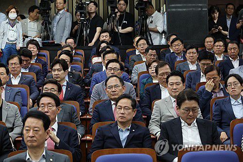 국민의힘 의총(서울=연합뉴스) 박동주 기자 = 9일 서울 여의도 국회에서 열린 국민의힘 의원총회에서 의원들이 원내대표직 사퇴를 선언한 국민의힘 권성동 원내대표의 발언을 듣고 있다. 2025.6.9 pdj6635@yna.co.kr