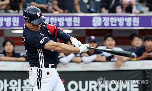 앞서가는 두산(대전=연합뉴스) 김준범 기자 = 12일 대전 한화생명볼파크에서 열린 2025 신한 SOL 뱅크 KBO리그 두산 베어스와 한화 이글스의 경기. 1회초 무사 1, 2루 때 두산 양의지가 1타점 적시타를 쳐내고 있다. 2025.6.12 psykims@yna.co.kr