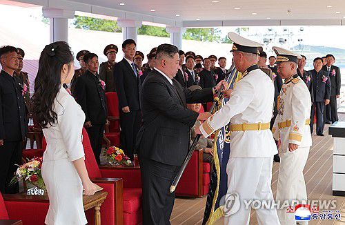 北, 좌초했던 구축함 '강건호' 진수… 김정은 참석( 평양 조선중앙통신=연합뉴스) 북한이 지난달 21일 진수식 도중 넘어져 좌초한 신형 5천t급 구축함을 수리해 진수식을 했다. 조선중앙통신은 13일 "조선인민군해군 구축함 진수기념식이 6월 12일에 라진조선소에서 진행됐다"고 보도했다. 노동당 중앙군사위원회의 명령에 따라 이 함정의 함급은 지난 4월 진수한 '최현급'이라고 밝혀 5천t급 구축함임을 확인했고 함명은 '강건호'로 명명됐다. 2025.6.13      [국내에서만 사용가능. 재배포 금지. For Use Only in the Republic of Korea. No Redistribution] nkphoto@yna.co.kr