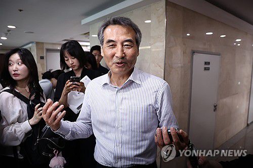 김건희 특검 지명자 민중기 전 서울중앙지법원장(서울=연합뉴스) 윤동진 기자 = 김건희 특검으로 지명된 민중기 전 서울중앙지방법원장이 13일 서울 서초동 사무실에서 취재진을 만나 이야기하고 있다. 2025.6.13 mon@yna.co.kr