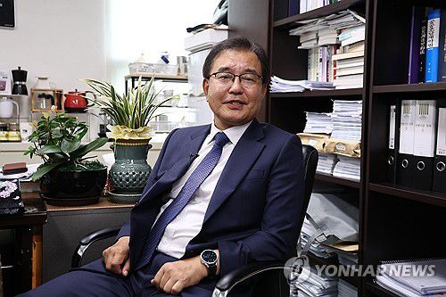 질문 답하는 이명현 순직해병 특검(서울=연합뉴스) 윤동진 기자 = 순직 해병 수사 방해 의혹 사건을 수사할 이명현 특별검사가 13일 서울 서초구 서초동 사무실에서 취재진과 인터뷰를 하고 있다. 2025.6.13 mon@yna.co.kr