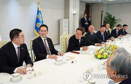 구광모 LG 회장 발언 듣는 이재명 대통령(서울=연합뉴스) 홍해인 기자 = 이재명 대통령이 13일 서울 용산 대통령실에서 6경제단체·기업인 간담회에서 구광모 LG그룹 회장의 발언을 듣고 있다.      왼쪽부터 구 회장, 이재용 삼성전자 회장, 이 대통령, 정의선 현대차그룹 회장, 신동빈 롯데그룹 회장, 이형일 기획재정부 장관 직무대행, 윤성혁 산업비서관. 2025.6.13 [대통령실통신사진기자단] hihong@yna.co.kr