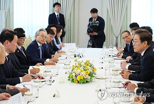 이재명 대통령, 경제단체·기업인 간담회(서울=연합뉴스) 홍해인 기자 = 이재명 대통령이 13일 서울 용산 대통령실에서 6경제단체·기업인 간담회를 하고 있다. 2025.6.13 [대통령실통신사진기자단] hihong@yna.co.kr