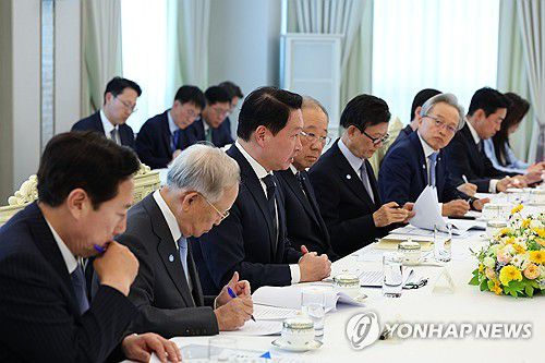 최태원 대한상의 회장, 경제단체·기업인 간담회 발언(서울=연합뉴스) 홍해인 기자 = 최태원 SK그룹 회장 겸 대한상공회의소 회장이 13일 서울 용산 대통령실에서 열린 이재명 대통령과의 6경제단체·기업인 간담회에서 발언하고 있다. 2025.6.13 [대통령실통신사진기자단] hihong@yna.co.kr