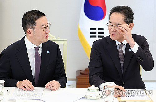 대화하는 이재용 삼성 회장과 구광모 LG 회장(서울=연합뉴스) 홍해인 기자 = 이재용 삼성전자 회장(오른쪽)과 구광모 LG그룹 회장이 13일 서울 용산 대통령실에서 이재명 대통령 주재로 열린 6경제단체·기업인 간담회에 참석해 대화하고 있다. 2025.6.13 [대통령실통신사진기자단] hihong@yna.co.kr