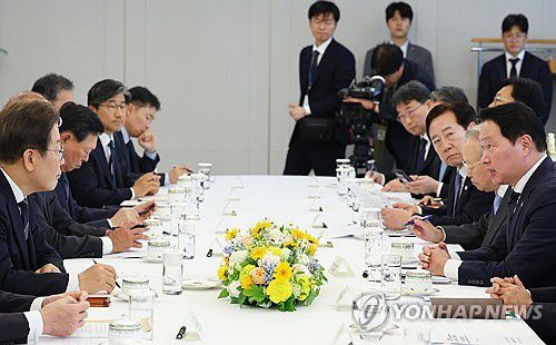 최태원 대한상의 회장 발언 듣는 이재명 대통령(서울=연합뉴스) 홍해인 기자 = 이재명 대통령이 13일 서울 용산 대통령실에서 열린 6경제단체·기업인 간담회에서 최태원 SK그룹 회장 겸 대한상공회의소 회장의 발언을 듣고 있다. 2025.6.13 [대통령실통신사진기자단] hihong@yna.co.kr