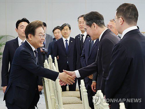 이재명 대통령, 이재용 삼성전자 회장과 인사(서울=연합뉴스) 홍해인 기자 = 이재명 대통령이 13일 서울 용산 대통령실에서 열린 6경제단체·기업인 간담회에서 이재용 삼성전자 회장과 악수하고 있다. 2025.6.13 [대통령실통신사진기자단] hihong@yna.co.kr