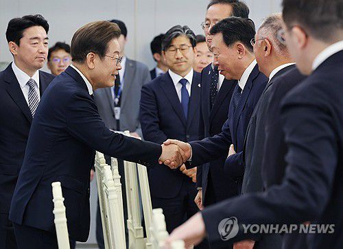 이재명 대통령, 신동빈 롯데 회장과 인사(서울=연합뉴스) 홍해인 기자 = 이재명 대통령이 13일 서울 용산 대통령실에서 열린 6경제단체·기업인 간담회에서 신동빈 롯데그룹 회장과 악수하고 있다. 2025.6.13 [대통령실통신사진기자단] hihong@yna.co.kr