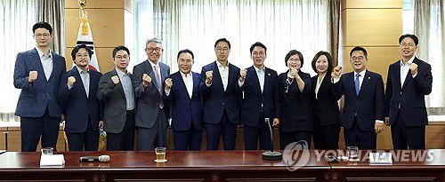 밥상 물가 안정을 위한 경청 간담회 기념 촬영(서울=연합뉴스) 김민석 국무총리 후보자가 13일 서울 종로구 통의동 금융감독연수원에 마련된 청문회 준비단 사무실에서 밥상물가 안정을 위한 경청 간담회를 마친 뒤 참석자들과 기념 촬영을 하고 있다. 2025.6.13 [국무총리 후보자 인사청문준비단 제공. 재판매 및 DB 금지] photo@yna.co.kr