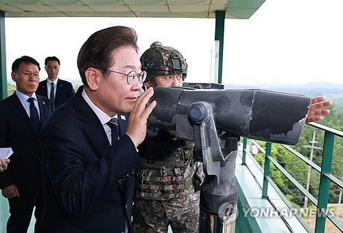 북측 보는 이재명 대통령(연천=연합뉴스) 홍해인 기자 = 이재명 대통령이 13일 경기도 연천군 육군 25사단 비룡전망대에서 망원경으로 북측 지역을 보고 있다. 2025.6.13 hihong@yna.co.kr