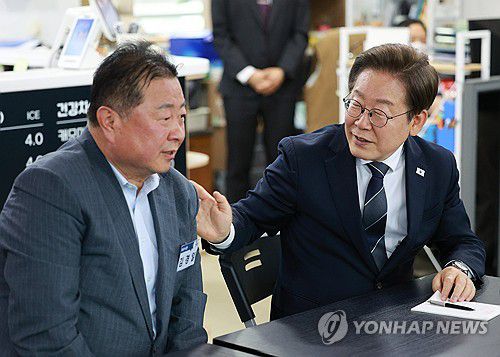 이재명 대통령, 접경지 주민간담회(파주=연합뉴스) 한상균 기자 = 이재명 대통령이 13일 경기도 파주시 장단면 행정복지센터에서 열린 접경지 주민 간담회에 참석한 김경일 파주시장과 대화하고 있다. 2025.6.13 [대통령통신사진기자단] xyz@yna.co.kr