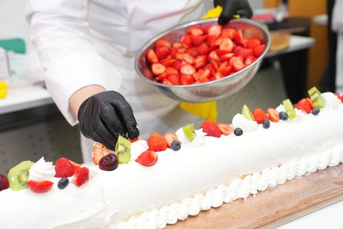 시청 로비에서 열린 대형 롤케이크 만들기 행사 모습[천안시 제공. 재판매 및 DB 금지]