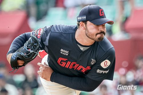 역투하는 감보아(서울=연합뉴스) 롯데 외국인 투수 감보아가 14일 인천 SSG랜더스필드에서 열린 프로야구 SSG와 방문 경기에 선발 등판해 역투하고 있다. [롯데 자이언츠 제공. 재판매 및 DB금지]