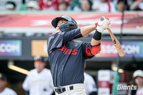 김민성의 솔로포(서울=연합뉴스) 롯데 김민성이 14일 인천 SSG랜더스필드에서 열린 프로야구 SSG와 방문 경기, 2회초 솔로 홈런을 치고 있다. [롯데 자이언츠 제공. 재판매 및 DB금지]