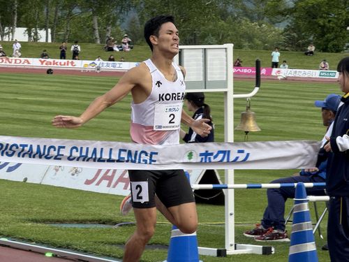 이재웅, 육상 남자 1,500ｍ 한국 신기록(서울=연합뉴스) 이재웅이 일본 시베츠시에서 열린 2025 호크렌 디스턴스챌린지 2차 대회, 남자부 1,500ｍ 경기에서 3분38초55의 한국 신기록을 세운 뒤, 기념 촬영을 하고 있다. [대한육상연맹 제공. 재판매 및 DB금지]