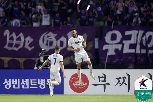 동점 골을 넣은 안양 모따(오른쪽)가 도움을 준 마테우스와 세리머니 하고 있다.[한국프로축구연맹 제공. 재판매 및 DB 금지]