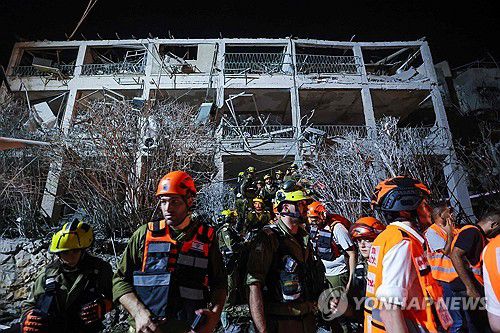 이란 미사일 공격 받은 텔아비브 건물(텔아비브 AFP=연합뉴스) 13일(현지시간) 밤 이란 미사일 공격에 무너진 텔아비브의 한 아파트 건물. 2025.06.14