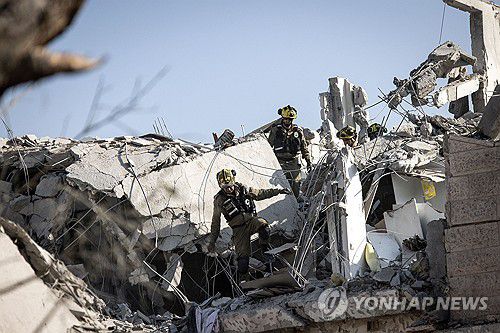 14일(현지시간) 이스라엘 텔아비브의 이란 공습 피해 현장[AFP 연합뉴스 자료사진. 재판매 및 DB 금지]