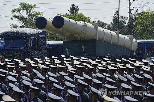 지난 4월 18일 이란군이 테헤란 퍼레이드에서 선보인 미사일[AP 연합뉴스 자료사진. 재판매 및 DB 금지]