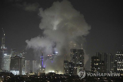 텔아비브 상공으로 연기가 피어오르고 있다.[AP 연합뉴스]