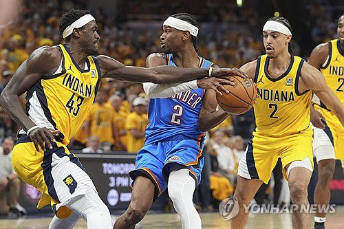 길저스알렉산더 공 빼앗는 시아캄[AP=연합뉴스]