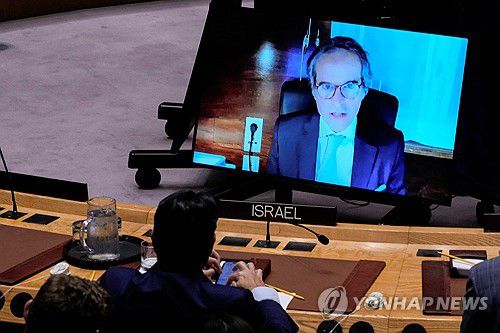 유엔 안전보장이사회에 화상 보고하는 그로시 IAEA 사무총장[로이터 연합뉴스. 재판매 및 DB 금지]