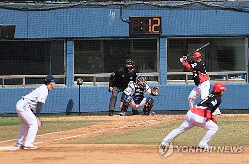 피치클록의 시대(서울=연합뉴스) 이정훈 기자 = 13일 서울 잠실야구장에서 열린 2025 프로야구 KBO리그 KIA 타이거즈와 두산 베어스의 시범경기에서 피치클록이 운영되고 있다. 2025.3.13 uwg806@yna.co.kr
