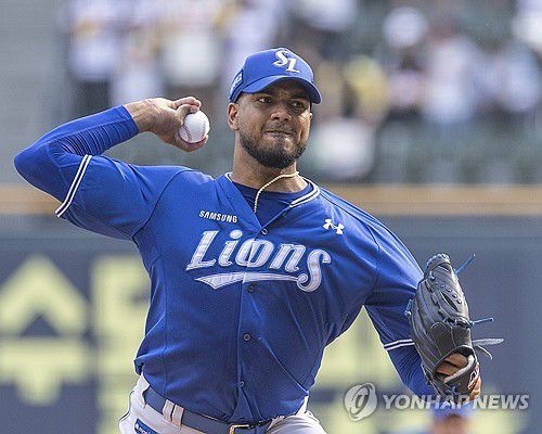 역투하는 삼성 선발 레예스(서울=연합뉴스) 황광모 기자 = 1일 서울 송파구 잠실야구장에서 열린 프로야구 2025 신한 SOL 뱅크 KBO리그 삼성라이온즈와 LG 트윈스의 경기.     삼성 선발 레예스가 1회말 역투하고 있다. 2025.6.1 hkmpooh@yna.co.kr