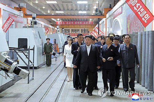 김정은, 군수공장 시찰(평양 조선중앙통신=연합뉴스) 김정은 북한 국무위원장이 지난 13일 중요군수공업기업소를 현지지도하고 상반기 포탄생산 실태와 능력확장 및 현대화 정형을 구체적으로 요해(파악)했다고 조선중앙통신이 14일 보도했다. 2025.6.14      [국내에서만 사용가능. 재배포 금지. For Use Only in the Republic of Korea. No Redistribution] nkphoto@yna.co.kr