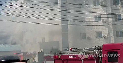 원주 호텔서 화재…진화 중(원주=연합뉴스) 14일 오후 1시 52분께 강원 원주시 태장동 한 호텔에서 불이 나 소방 당국이 진화 작업 중이다. 2025.6.14 [강원특별자치도소방본부 제공. 재판매 및 DB 금지] ryu@yna.co.kr