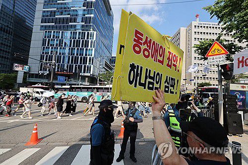 퀴어퍼레이드 보며 동성애 반대 외치는 종교인(서울=연합뉴스) 임화영 기자 = 14일 서울 종로구 종각역에서 을지로 입구까지 행진하는 제26회 퀴어퍼레이드 참가자들을 향해 종교인이 동성애 반대를 외치고 있다. 2025.6.14 hwayoung7@yna.co.kr